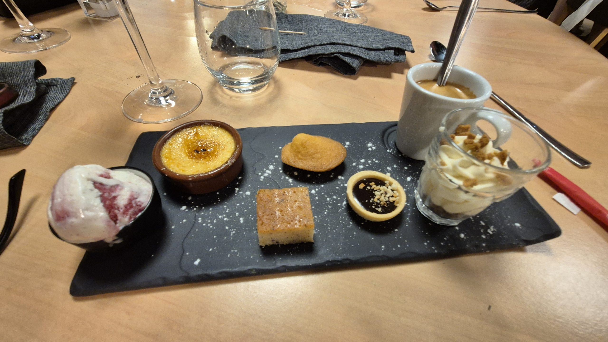 Café Gourmand: Frankreichs charmanteste Antwort auf die Dessertfrage